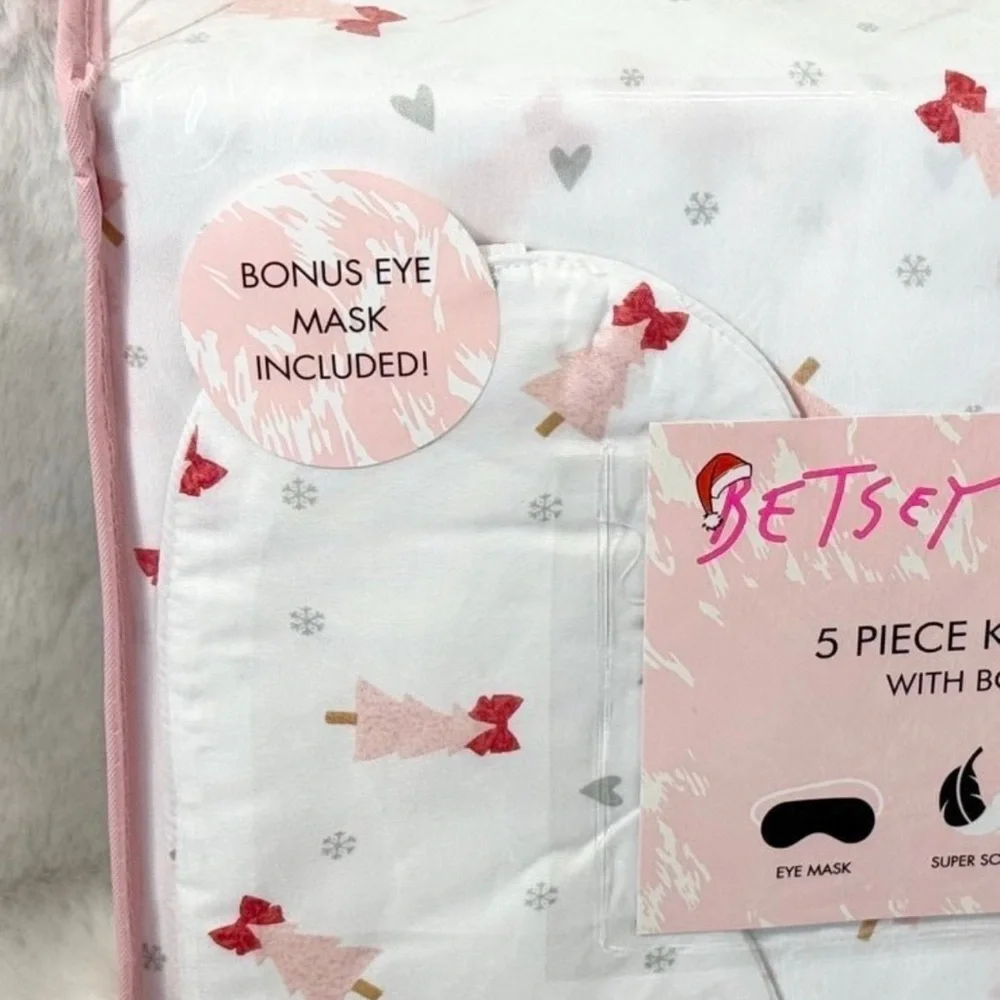 *NEW* Betsey Johnson Pink 5 Piece King Sheet Set with Bonus Eye Mask - Picture 2 of 4